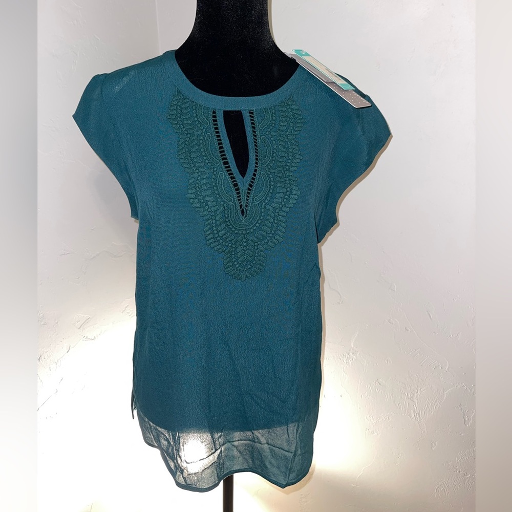Green Stitch Fix blouse  short sleeve lace accents down the back